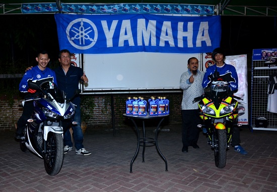 GM POD (Parts of Division) Yamaha Indonesia Mangiring Siahaan (kiri) dan Asisten GM Marketing Yamaha Indonesia Mohammad Masykur (kanan) bersama perwakilan Ravens United R25 dan R15 Club Indonesia