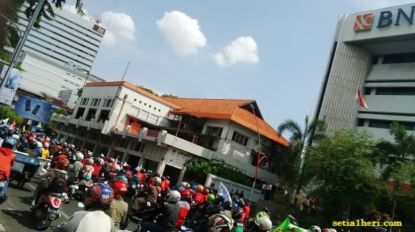 demo buruh tuntut UMK 2015 di Jawa Timur