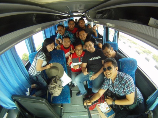 blogger istiqomah di bus menuju Bali